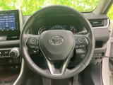 手元に複数のスイッチを備え、運転姿勢を大きく変えずに車内の各機能へアクセスできます。メーターや画面と合わせて、日々の運転を便利にサポートする装備です。