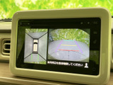 後方の映像に加えて車両周辺の様子も画面で確認でき、駐車時の安全確認をサポートします。ガイド表示も備わり、後退時の周囲への注意を促してくれます。