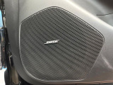 【BOSEサウンドシステム】メーカーオプションの高品位サウンドシステムを搭載。専用のチューニングが施された大小様々なスピーカーから良質なサウンドが奏でられ、臨場感あふれる音響空間を演出します。