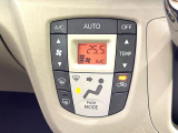【オートエアコン】一度お好みの温度に設定すれば、車内の温度を検知し風量や温度を自動で調整。暑い&hellip;寒い&hellip;と何度もスイッチ操作をする必要はありません。快適な車内空間には必須の機能ですね♪