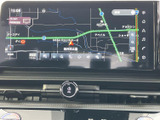 道路や周辺の施設名が画面に表示され、現在地周辺の様子を把握しやすい地図画面です。タッチ操作で表示を確認しながら目的地までの道筋を検討でき、お出かけ先でのルート確認に役立ちます。
