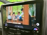 映像を大きく表示できるモニターを備え、車内での情報確認に活用できます。画面上の表示が見やすく、必要なコンテンツを確認しやすいのも魅力。用途に応じて使い分けられ、日々のカーライフをサポートします。