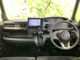 運転席まわりは前方の見通しがよく、計器類や画面も視線を向けやすい配置です。ゆとりを感じる足元と落ち着いた色合いで、毎日の移動も快適にお使いいただけます。