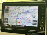 地図上に現在地や周辺の道路が表示され、目的地までのルート確認に役立ちます。画面上の案内を見ながら行き先を把握できるため、初めての場所へのお出かけにも便利です。
