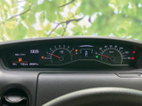 速度やエンジン回転数などの情報が運転席正面にまとまり、必要な表示を確認しやすい配置です。燃料計や警告表示も視界に入りやすく、日々の運転を支えるメーターまわりです。