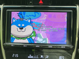 テレビ映像を映せる画面を備えており、停車中の休憩時間に番組を楽しめます。画面上で映像を確認しながら過ごせるため、待ち時間にも活用しやすい装備です。視聴は停車中にお楽しみください。