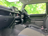 前席まわりは見通しがよく、運転席と助手席に座った際も前方を確認しやすい室内です。シートや足元の様子も把握しやすい配置です。