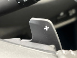 【パドルシフト】ハンドルから手を離さずに素早くシフトアップ&ダウンができるので、エンジンブレーキを使う下り坂や高速道路の合流で加速したい場面で役立ちます。