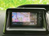 画面に複数のメニューが表示され、目的に応じた情報へアクセスしやすい仕様です。画面横の操作部もまとまっており、ナビやオーディオを日常の移動に便利に活用できます。