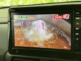 停車中は画面でテレビ番組を視聴でき、休憩時間などのひとときを車内で過ごす際にも便利です。映像が見やすく表示され、気軽に番組を楽しめる装備です。