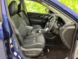 運転席まわりまで見渡しやすく、前席にはゆったりとしたシートが並びます。座面や背もたれの形状も確認でき、落ち着いた色合いで過ごしやすい空間です。