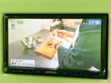 テレビ番組を表示できる画面を備え、目的地に着いた後の休憩時間など、停車中に映像を視聴できます。時間表示も確認でき、車内で過ごすひとときに活用できます。