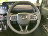 左右のスポークに各種スイッチを備え、運転姿勢を保ちながら手元で操作しやすい設計です。メーターの視認性にも配慮された配置で、毎日の運転を快適にサポートします。