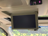 【フリップダウンモニター】大画面モニターで後席でもエンタメをお楽しみいただけます。小さなお子様にも大人気の装備です♪