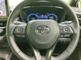 手元に複数のスイッチを備え、運転姿勢を保ちながら各種機能へアクセスしやすい仕様です。メーターを見ながら操作しやすく、毎日の運転をサポートする便利な装備です。