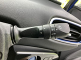 レバーに各種マークが表示され、必要な操作を目で確認しやすい配置です。運転席から手元で扱えるため、周囲への合図や灯火類の操作を日常の運転に取り入れやすくなっています。