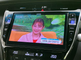 テレビ番組を画面で視聴でき、停車中の待ち時間にも車内で映像を楽しめます。ナビ画面から切り替えて利用できるため、休憩時などに便利なエンターテインメント装備です。