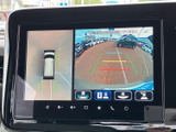 後方映像に加えて車両周辺を俯瞰する表示もあり、駐車時の位置関係を確認しやすい画面です。ガイドラインも表示されるため、狭い場所での駐車や切り返しをサポートします。