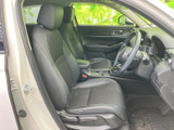 運転席まわりは視界を確保しやすい開放的な配置で、シートには身体を支える形状が採用されています。落ち着いた色合いの室内で、毎日の移動も心地よくお過ごしいただけます。