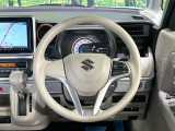 インテリアに合わせたデザインのステアリングは、運転される方のことも考え、運転しやすい形状、大きさです。是非一度、実際に触ってお確かめください。