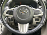 左右のスポークにスイッチが備わり、運転姿勢を大きく変えずに手元で機能を扱える構成です。メーターを見ながら操作できるため、日常の運転で使いやすさを感じられます。