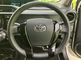 手になじみやすい形状のステアリングで、運転席から自然に操作できます。中央のホーン部分も見分けやすく、日々の移動を支える扱いやすいコックピットです。
