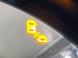 【ブラインドスポットインフォメーション】走行中、ドアミラーの死角になりやすい箇所に後続車が接近するとサイドミラー付近に警告を表示、ドライバーに注意喚起をしてくれます。
