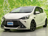 洗練されたフロントマスクに、低く構えた大きなグリルが印象的です。ボディラインからライトへ続く造形が、すっきりとした表情を演出し、昼夜を問わず目を引く佇まいです。