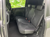 後席は横並びで座れるシートにヘッドレストを備え、同乗者の人数に合わせて使いやすい空間です。足元にもスペースがあり、移動中もゆったり過ごしていただけます。
