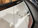 【ブラインドスポットモニター】走行中、ドアミラーの死角になりやすい箇所に後続車が接近するとサイドミラーのレンズに警告を表示!ドライバーに注意喚起をしてくれます。
