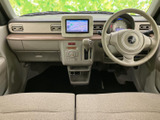 運転席まわりは視線を移しやすい配置で、前方の見通しも広々と感じられます。ベージュ系の色合いが明るく、座席や足元も落ち着いた印象で、毎日の移動を心地よく支えます。