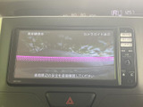 画面上に周囲確認をサポートするガイド表示があり、駐車時の目安として活用できます。表示が見やすく、車両周辺の安全確認をしたい場面で便利な装備です。