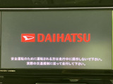 画面にナビの起動画面が表示され、操作部もまとまって配置されています。目的地設定や音楽再生など、日々の移動をサポートする装備として活用いただけます。