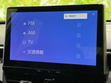 FM・AM・TVや交通情報などの項目が一覧表示され、目的のメニューを見つけやすい画面です。画面上で選択できるため、使いたい音源や情報へアクセスしやすく、日常の移動をサポートします。