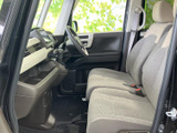 前席は左右に並んだシートと広がりのある足元で、ゆったりと座れる印象です。運転席から前方の様子を見渡しやすく、明るい色合いの内装が毎日の乗り降りを心地よく迎えます。