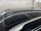 【パノラマルーフ】大型のガラスルーフ搭載で車内の解放感が一気にアップ!開放的なドライブをお楽しみいただけます。