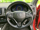 握りやすい形状のステアリングにスイッチ類を備え、運転姿勢を保ちながら手元で各種操作を行えます。視線を大きく移さずに操作しやすく、毎日の運転をサポートする装備です。