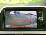 後方の映像にガイド線が表示され、駐車時に車両と周囲との位置関係を確認する目安になります。画面で後方の様子を確かめながら操作できるため、車庫入れや狭い場所での駐車をサポートします。