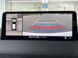 車両周囲の映像に加え、上から見た車両の表示や目安線も確認でき、駐車時の周囲確認をサポートします。画面で位置関係を把握しやすく、狭い場所での駐車にも役立つ装備です。