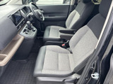 前席は視界を確保しやすい位置に配置され、運転席まわりを見渡しながらお過ごしいただけます。シートにはアームレストが備わり、乗り降りの際も足元の空間を確認しやすい室内です。