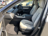 座面と背もたれにゆとりのあるシートで、落ち着いて着座できる運転席まわりです。前方の視界も開けており、明るい内装色が車内に広がりを感じさせてくれます。