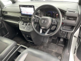 【運転席】座り心地が良いシートなので長時間の運転でも快適にお過ごしいただけます。新品のフロアマットのご注文も可能です。掲載箇所以外にご希望の写真がございましたらお気軽にお問い合わせ下さい。