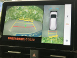 後方映像に加えて車両周辺の俯瞰表示も確認でき、駐車時の位置合わせをサポートします。ガイド表示を目安にしながら、周囲の状況を画面で確認できる便利な装備です。