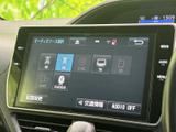 ラジオやディスク、テレビなどの音源を画面から選べる構成です。表示項目が見やすく、音源を切り替えたいときも選択肢を確認しながら操作できます。日常の移動時間を快適に過ごすための装備です。