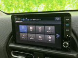 画面には目的地検索や周辺検索などのメニューが見やすく並び、タッチ操作で項目を選びやすい構成です。オーディオ関連のボタンも手の届く位置にまとまり、日常の移動をサポートします。