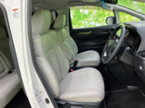 明るい色合いのシートとゆったりした座面で、運転席・助手席ともに落ち着いて座れます。前方や窓からの視界も確保され、毎日の移動を快適に過ごしたい方におすすめです。