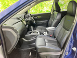 助手席から運転席まで見通しやすく、前席には身体を支える形状のシートを採用。落ち着いた色合いの室内で、同乗される方もゆったり過ごせます。