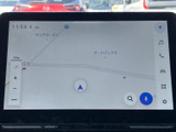 地図を大きく表示でき、現在地や周辺の道路を確認しやすいナビ画面です。画面端には音楽や電話などのメニューも配置されており、必要な項目を見つけやすく、日常のお出かけをサポートします。