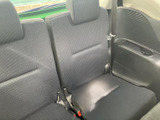 3列目にも左右の座席とヘッドレストが備わり、後席まで乗車できるレイアウトです。側面にはカップホルダーも設けられ、後方に座る方にも便利なつくりとなっています。