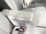 【アームレスト】運転中の身体の負担を軽減してくれるアームレストを装備♪
